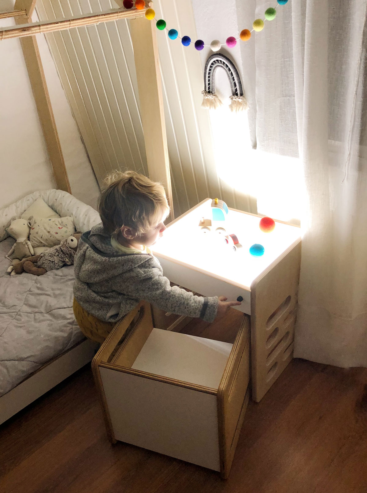 Mesa de luz Montessori para niños