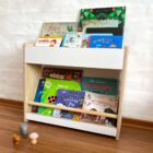 Biblioteca Ana está diseñada para que los niños y niñas tengan en su ambiente disponible y a su altura sus materiales de lectura. Biblioteca montessori