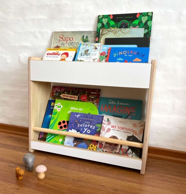 Biblioteca Ana está diseñada para que los niños y niñas tengan en su ambiente disponible y a su altura sus materiales de lectura. Biblioteca montessori