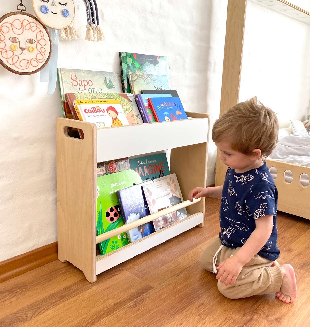juguete director Introducir Biblioteca Ana – IRQICHAY - Muebles inspirados en Pedagogía Montessori