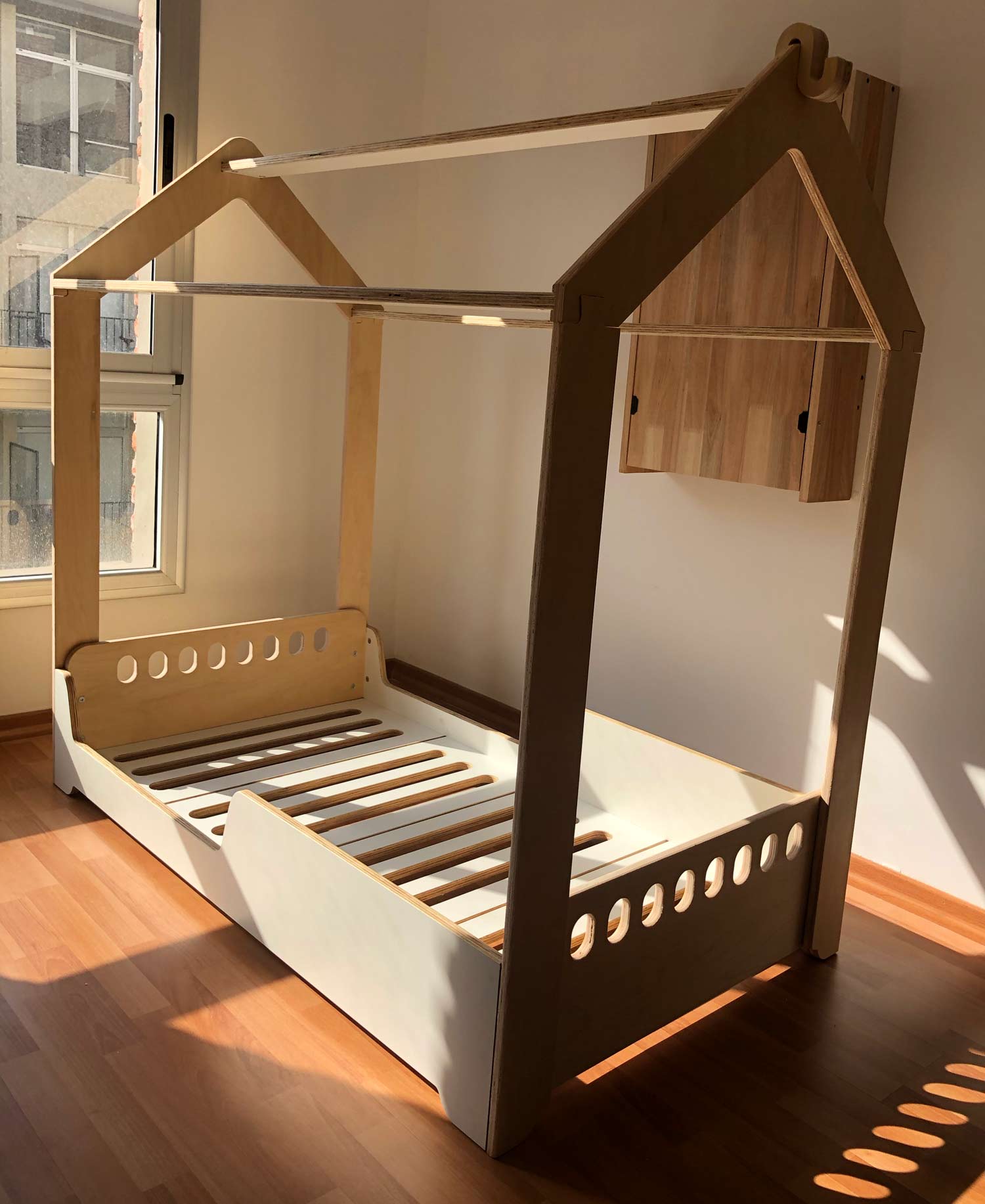 Cama con casita – Muebles inspirados en Pedagogía Montessori